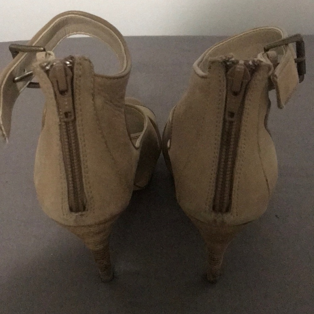 Tan/ Neutral Heels - Picture 4 of 4